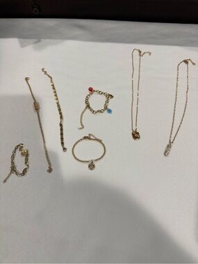 Costume jewelry. Gold.